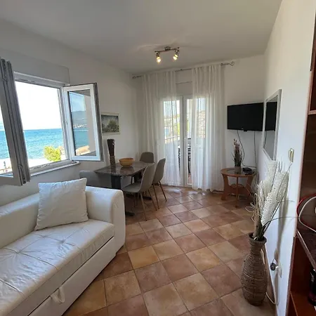 Beachfront Family Escape, Ciovo 아파트 *