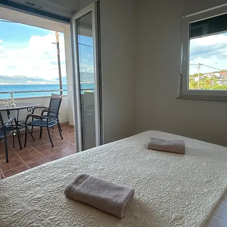 Beachfront Family Escape, Ciovo Apartamento