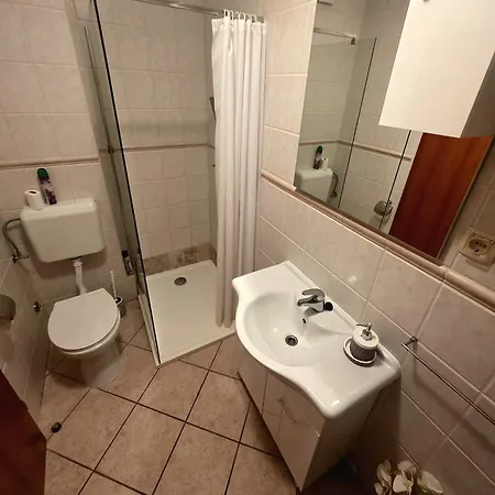 Beachfront Family Escape, Ciovo Apartamento *
